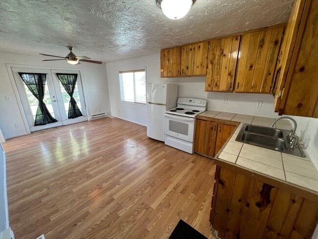 Building Photo - 1 bed 1 bath Apartment with Great Natural Light