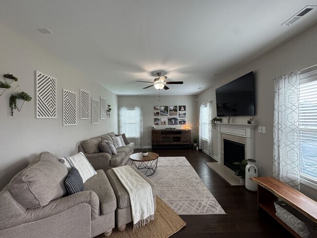 Photo - Gorgeous 4 Bed 2.5 Bath Home with Fenced Backyard