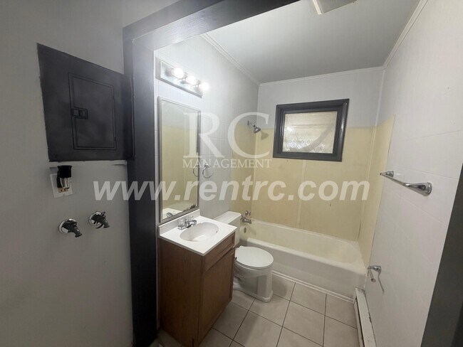912.5 James Pl
