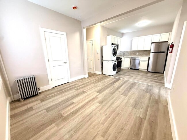 Building Photo - 6002 Hudson Ave Unit 3