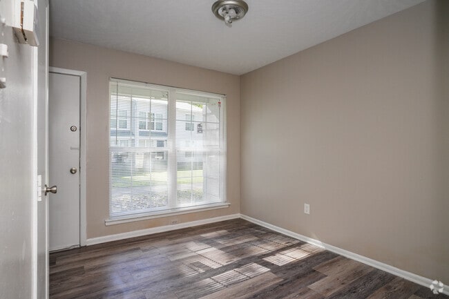 Townhome - 920SF - Dining Room - Meadow Creek Apartments