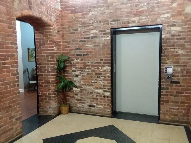 Elevator to second and third floors - 201 Hoskins Mill Ln Unidad Apt. 325