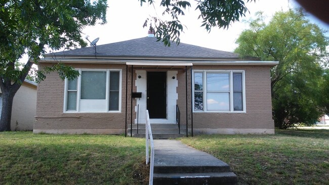 208 E Twohig Ave