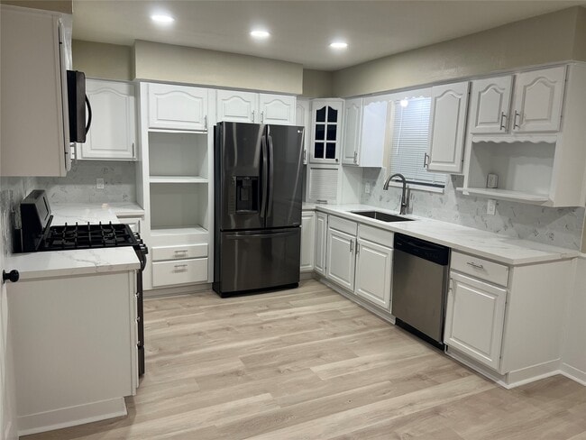 Photo - 205 W Vaughn Ln