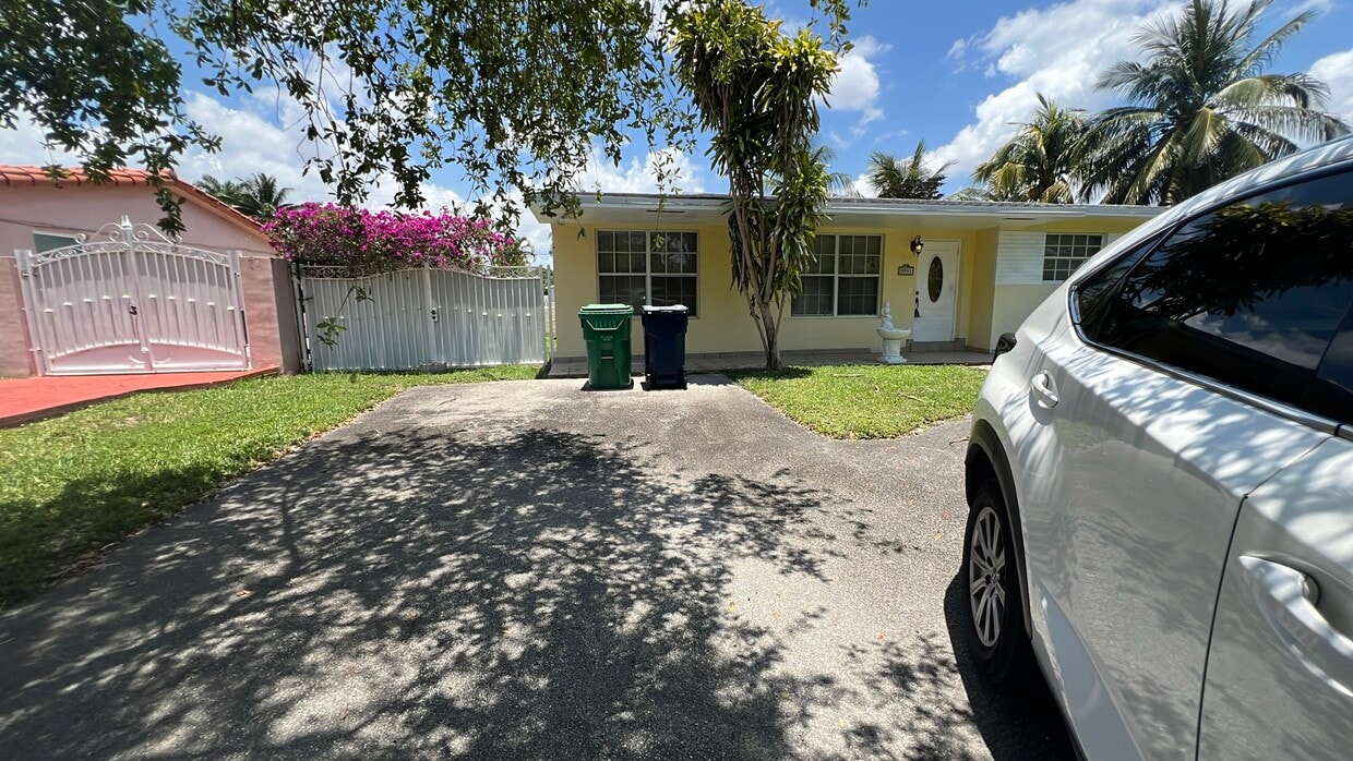 Photo - 9941 NW 27th St (Doral, FL)
