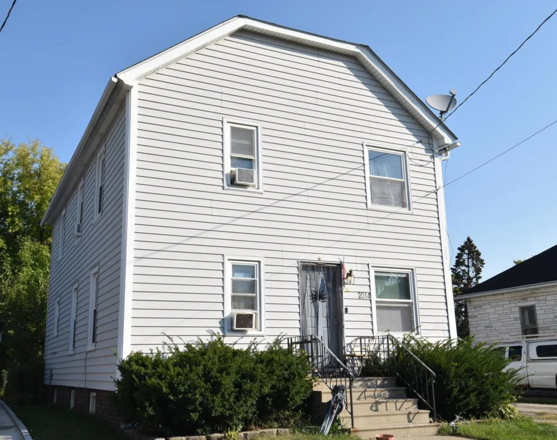 Front of building. - 2014 45th St Apartments Unit 2