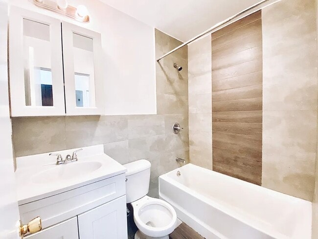 Photo - Furnished room/NOT APARTMENT Unit 3FL