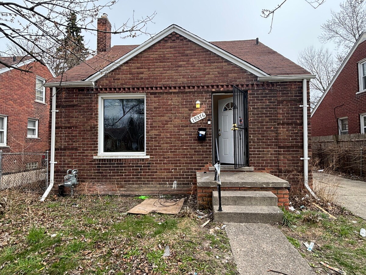 Photo - 19376 Hamburg St House