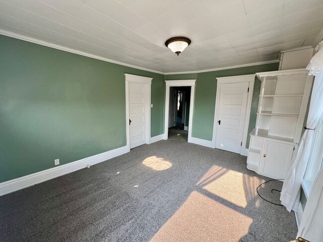 Photo - AVAILABLE JUNE - Upper 2 Bed 1 Bath Apt w/ Private Laundry Unit 1128 Hammond Ave - 2