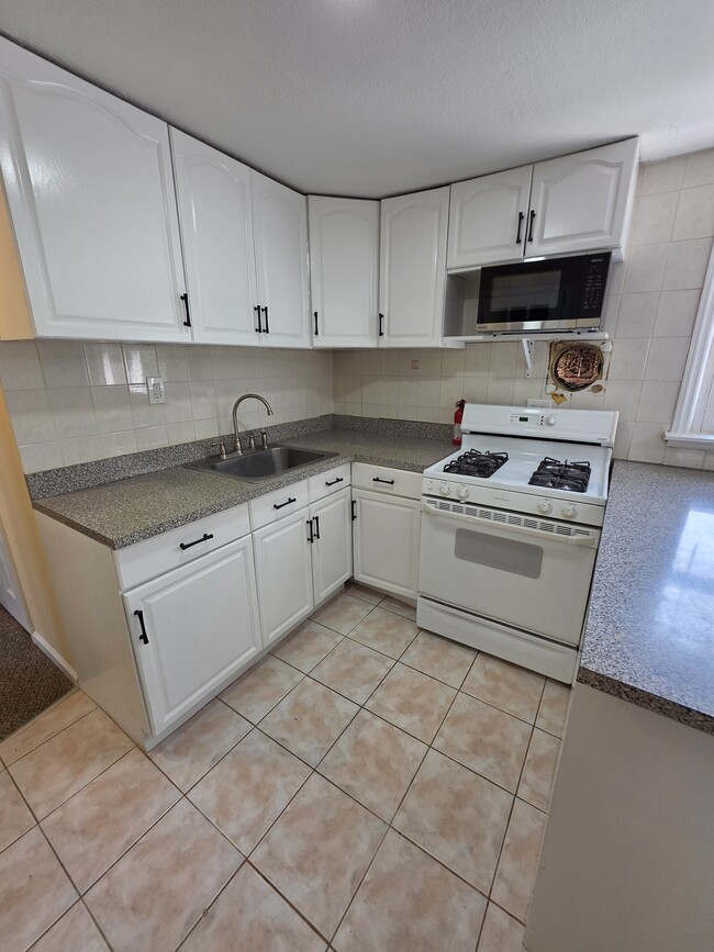 Building Photo - 889 First Ave Unit 2nd Floor 2 Bedroom Apartment