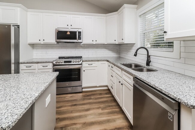 Photo - 528 Hillandale St NE