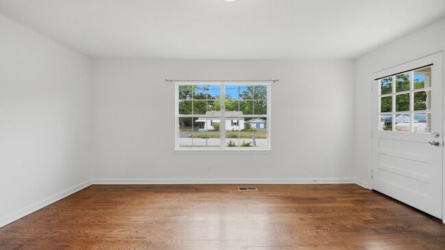 Photo - Adorable Home with PLENTY of space!