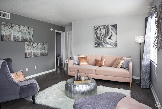 1BD/1BA - 600 SqFt - Living Room