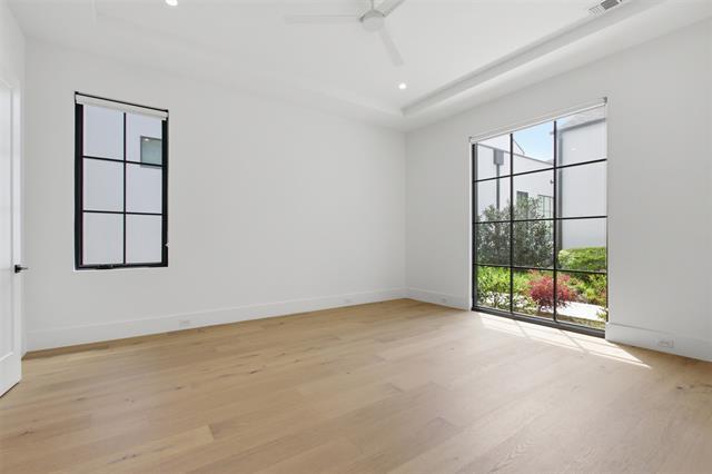 Photo - 9855 Kingsway Ave