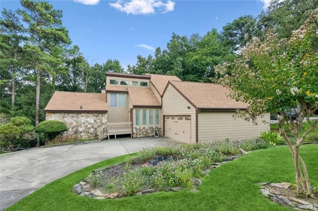 Building Photo - 1616 Maple Ridge Dr