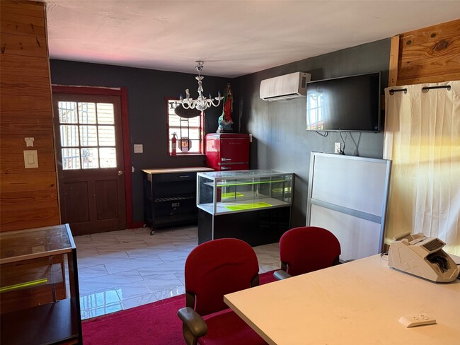 Photo - 951 Elkhart St