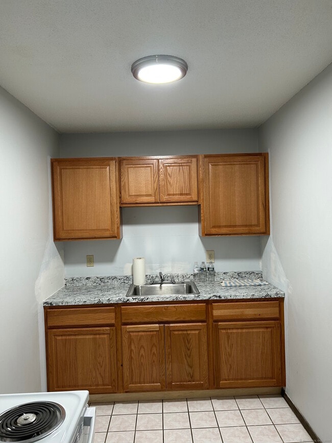 Building Photo - 46 N Cherry St Rental