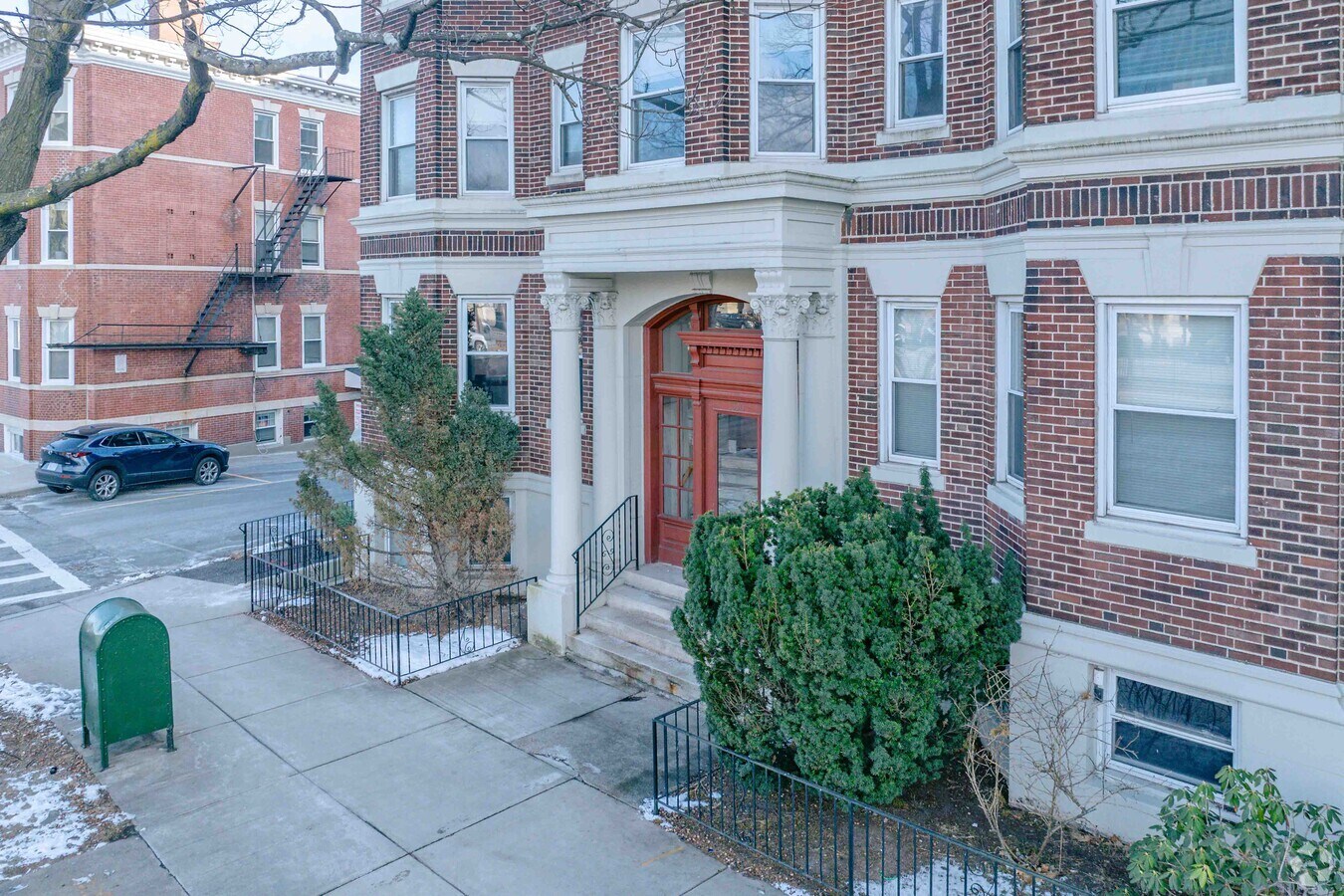 Entrada del edificio - 1330 Commonwealth Ave