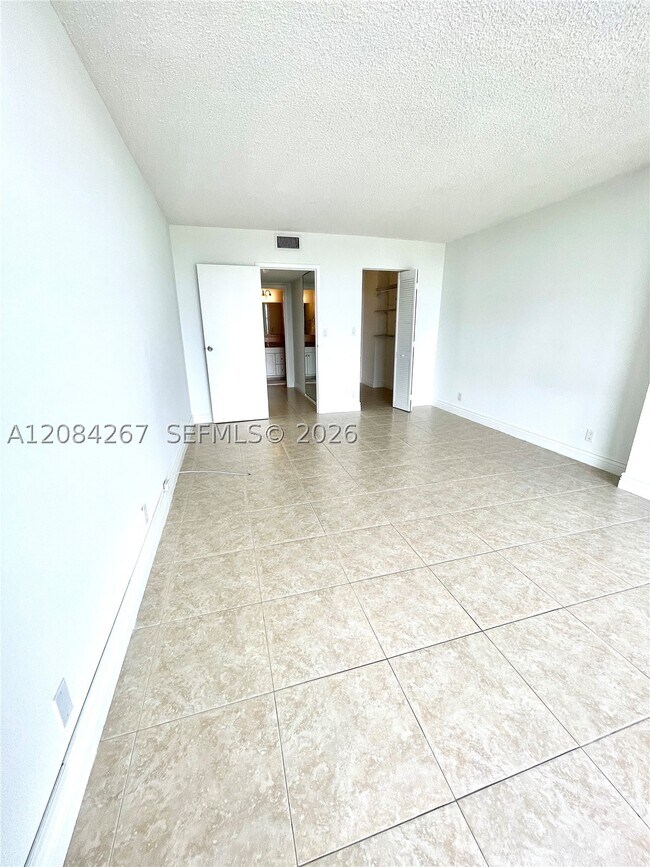 Photo - 1000 Parkview Dr Unit 527
