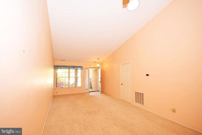 Photo - 928 Beacon Way