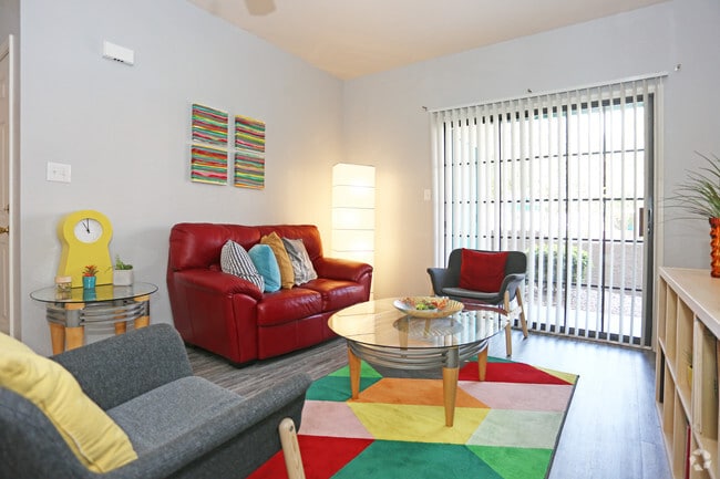 1BR, 1BA - 700 SF