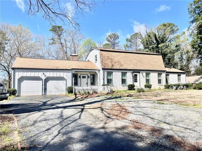 Building Photo - 119 Woodlawn Dr NE