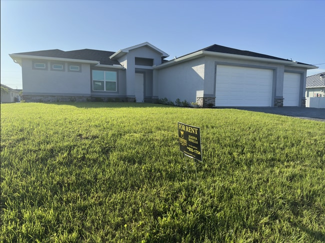 Building Photo - NW Cape Coral Home 4 Bedroom/ 2 Bath/ 3 Ca...
