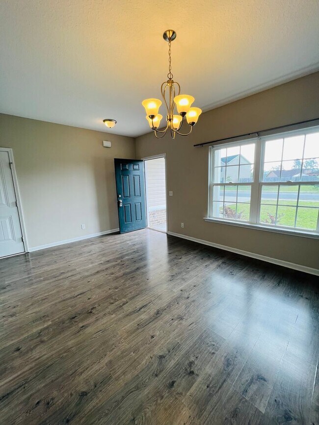 Photo - Pet Friendly 2 Story 4 bed 2 1/2 Bath home.