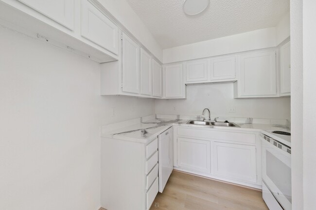 Building Photo - 700 Lyle W Ave Unit D