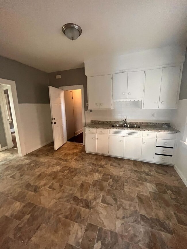 Building Photo - 798 Alhambra Rd Unit 798 Alhambra Rd, Cleveland, OH 44110 Rental