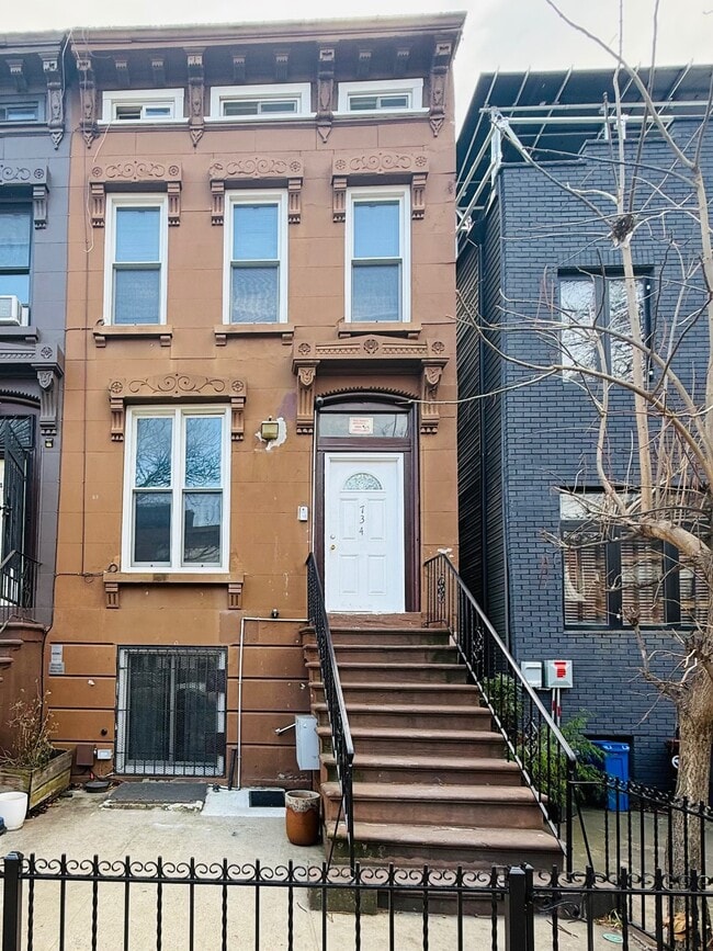 Photo - 734 Madison St