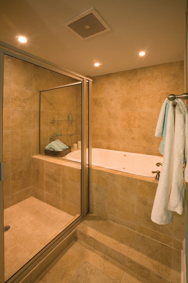 CB2 Baño principal - 755 Broad Apartments