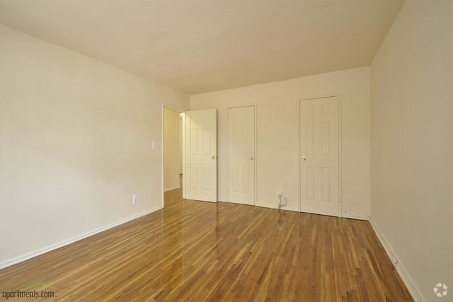 Bedroom - Maple Crest Apartments at East Rockaway