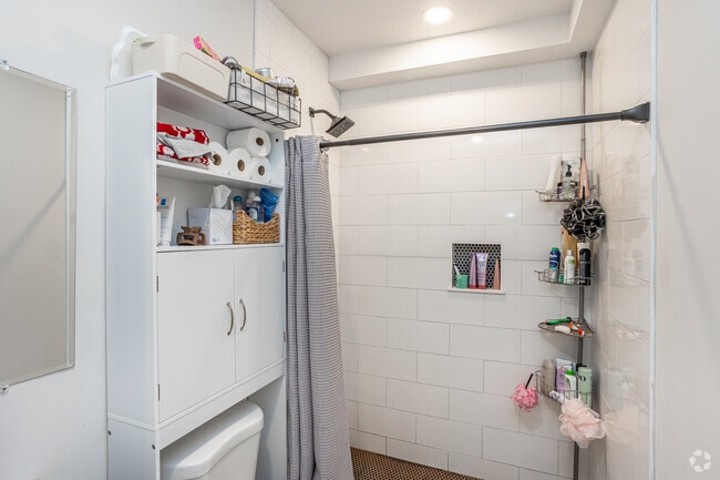 3 habitaciones, 1 baño - 605 pies cuadrados - Baño