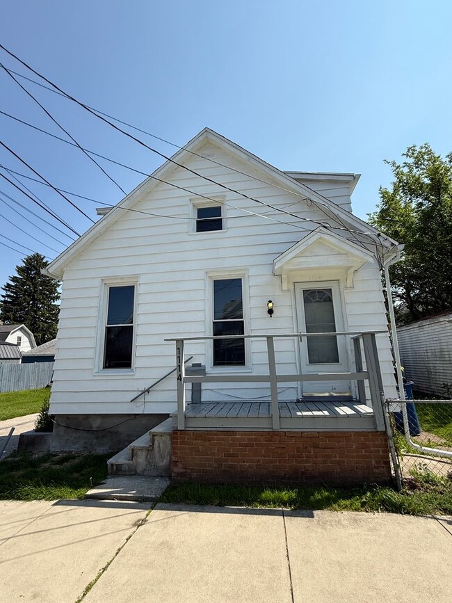 Building Photo - 2 Bed Room 1 Bath Rental