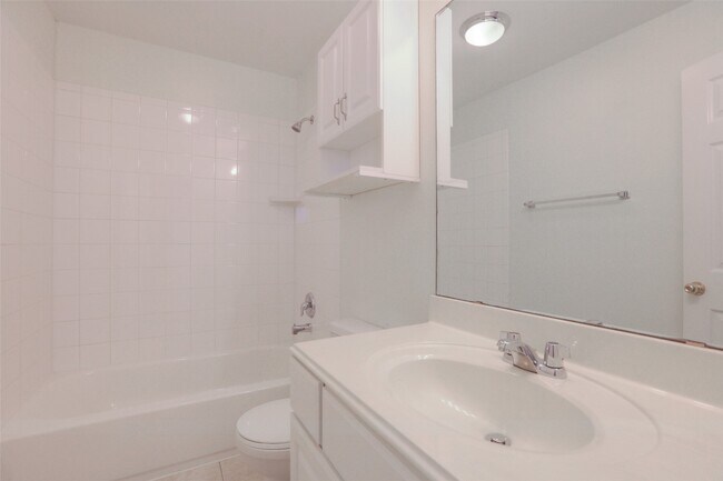 Building Photo - 11905 Algonquin Dr Unit 1 Rental