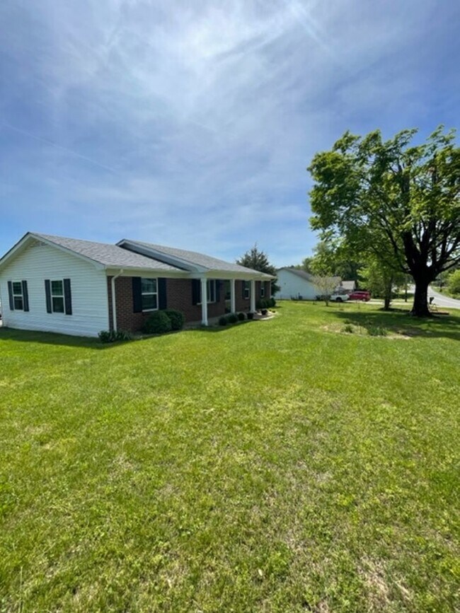 Photo - Maryville 37801 - 3 bedroom, 1.5 bath home - Contact Debra Johnson (865) 591-8281