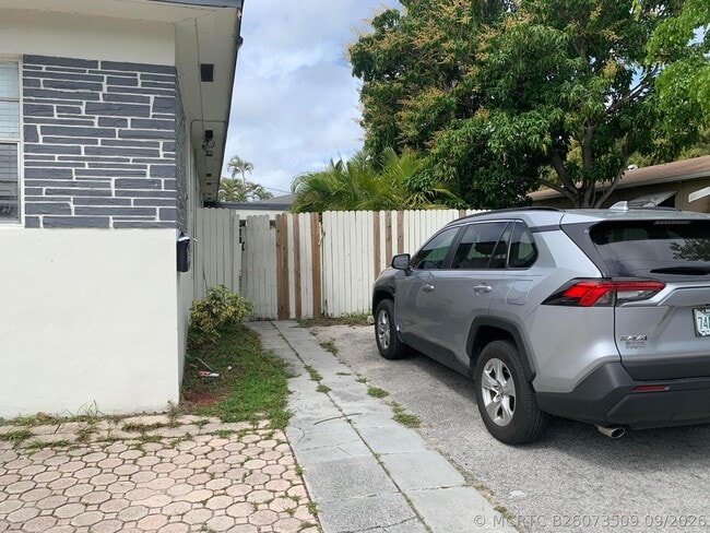 810 S 19th Ave Unit 1-2