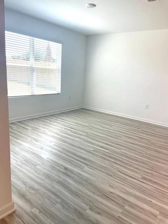 Photo - 395 Preston Wy