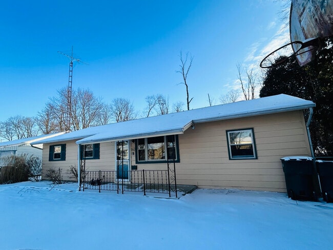 Building Photo - 3112 S Chippewa Ln