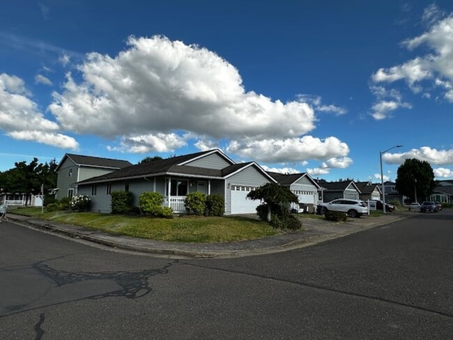 Clean 3 Bedroom 2 Bath Home In North Alban... - Clean 3 Bedroom 2 Bath Home In North Alban...
