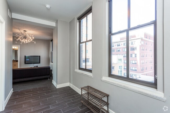 2BR 1,211 SF - Entryway