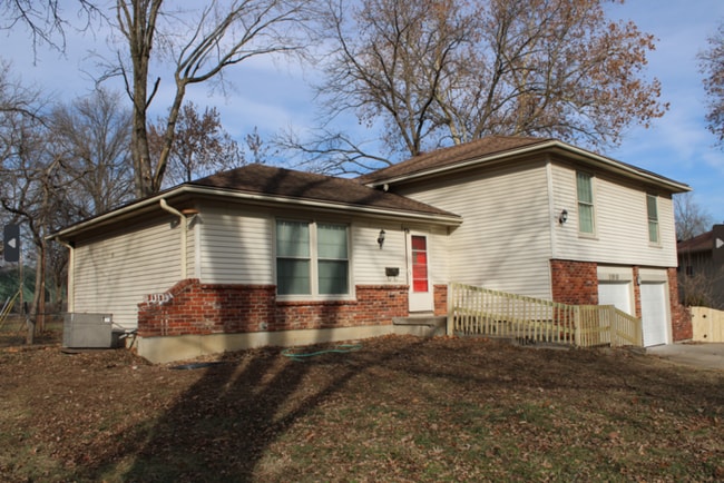 Photo - Spacious 5-bedroom, 2.5 full-bath home located in Shawnee, KS