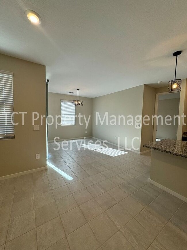 Photo - Beautiful like new home in San Tan Groves