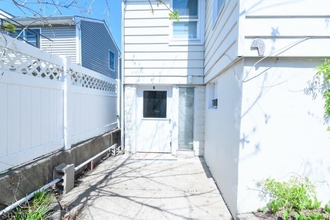 Building Photo - 214 Woodcliff Ave