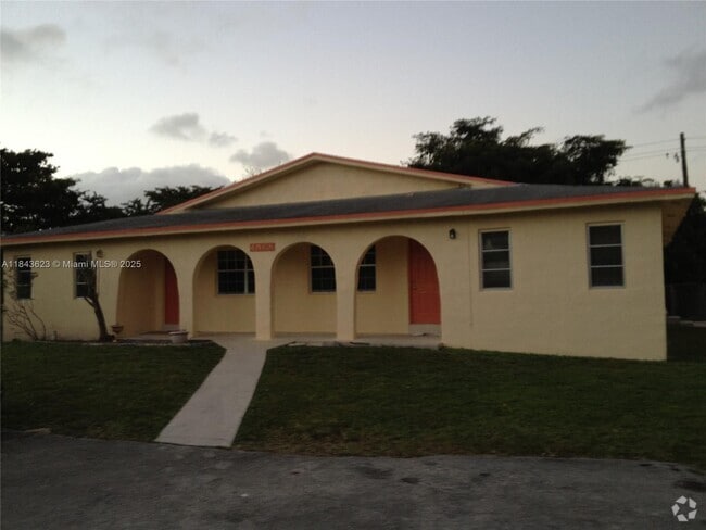 Building Photo - 4065 SW 51st St Unit B Rental