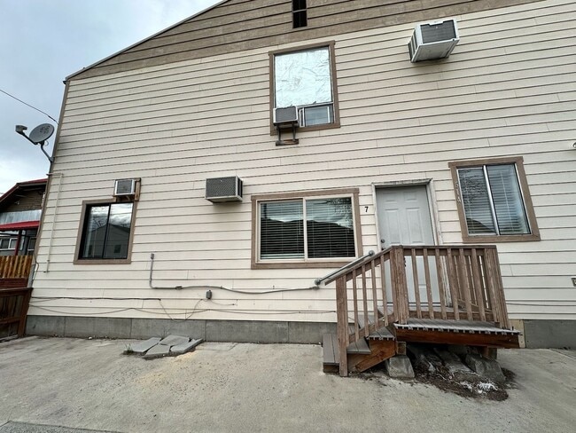 Building Photo - 514 E Woodin Ave Unit #7