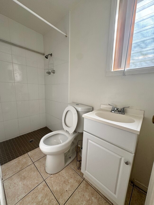 Photo - 2411 1/2 N Beachwood Dr Unit 2411 N Beachwood Dr