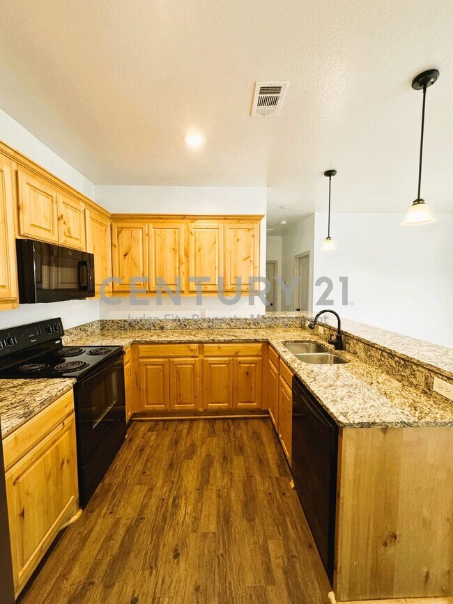 Photo - Beautiful 2/2/1 in Kemp For Rent!