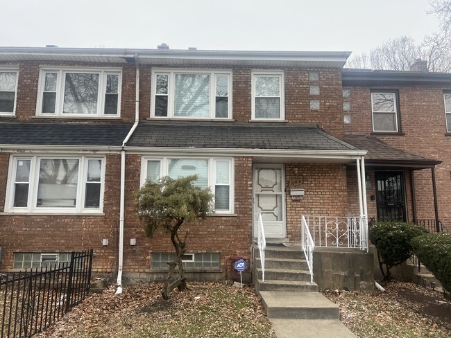 Photo - 10916 S Eberhart Ave Townhome